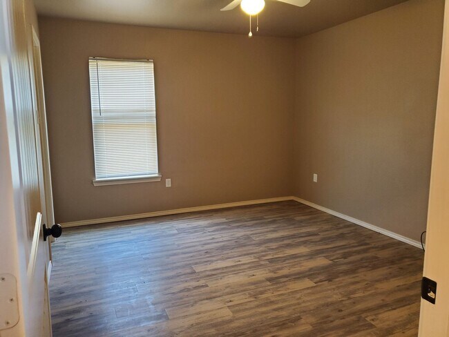 Building Photo - MOVE-IN SPECIAL! Great 3/2/1 in North Central Lubbock