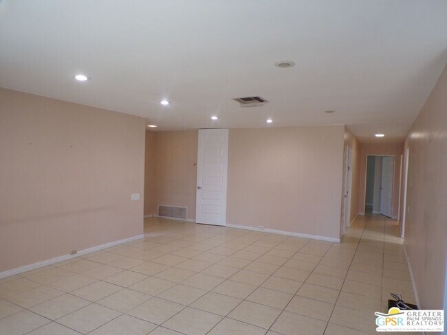 Building Photo - 2559 Whitewater Club Dr