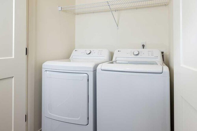 Building Photo - 2023 W Iris Dr SE