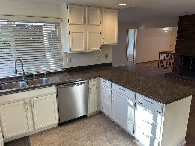 Building Photo - Highly Sought Somerset Highlands Beautiful Home