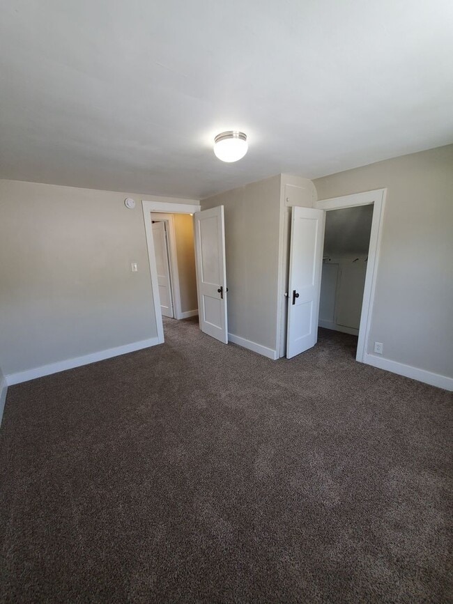 Building Photo - 3 Bedroom 1 Bath House in Rock Island