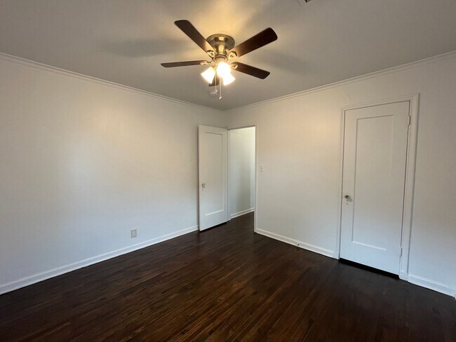 Building Photo - Adorable 2 bedroom 1 bathroom home with a garage!