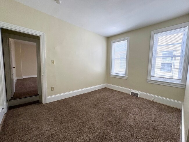 Building Photo - 4 Bedroom 1 Bathroom Rowhome in Reading w/...