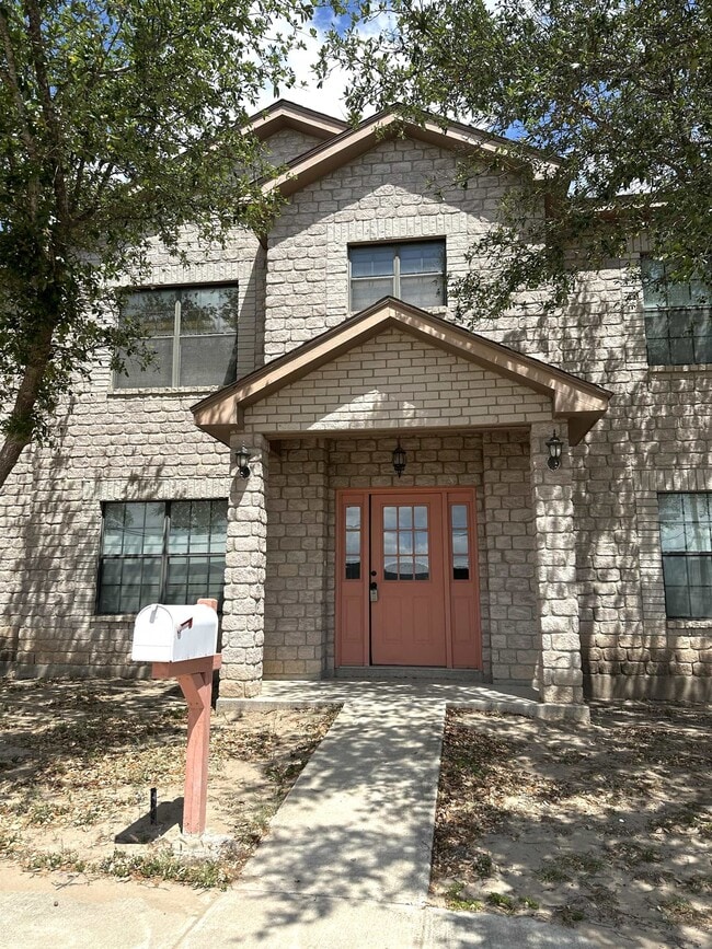 Building Photo - 603 E 8th St