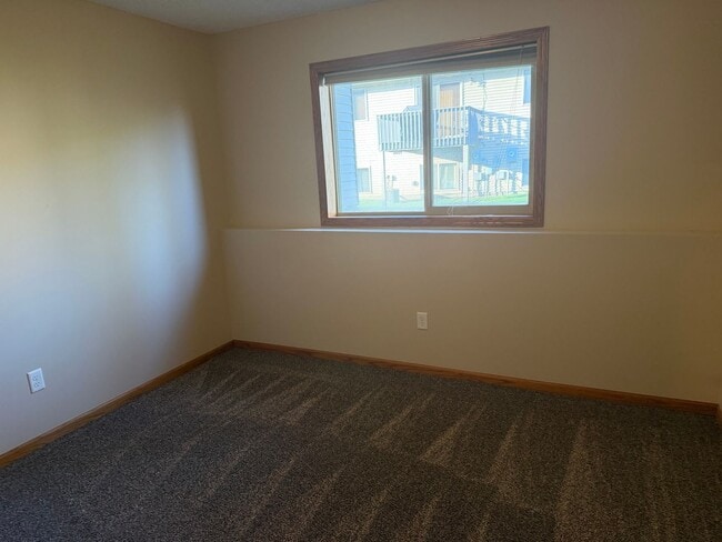 Building Photo - 3 bed 2bath townhome finished basewment , double garage, deck