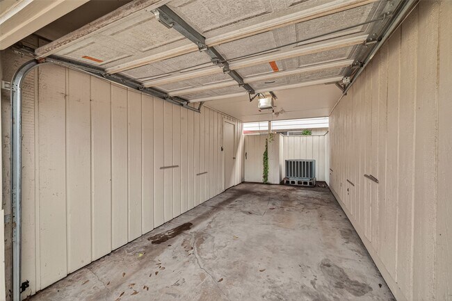 Building Photo - 6404 Burgoyne Rd