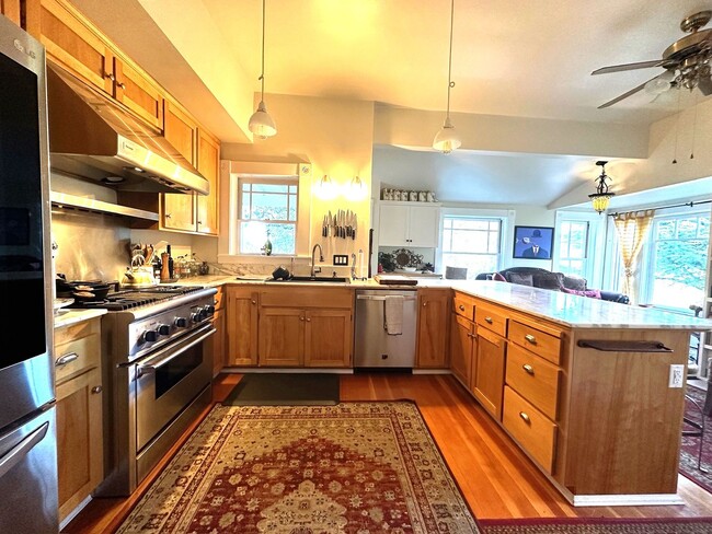 Building Photo - Vintage Home, furnished and upgraded: Occi...
