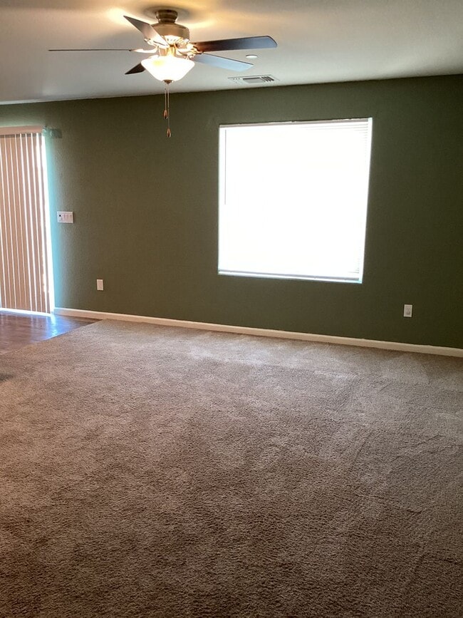 Building Photo - Beautiful 2-Year-old home in Edgewater