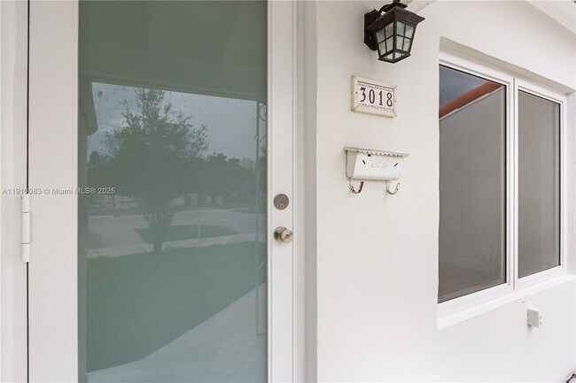 Building Photo - 3018 Coconut Grove Dr