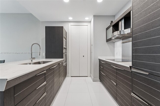 Building Photo - 200 Biscayne Blvd Way