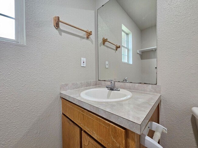 Building Photo - 4601 Hudson Dr