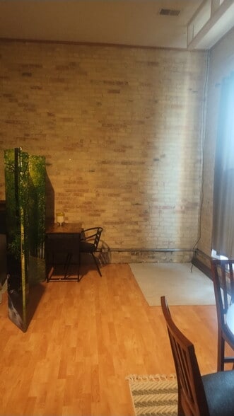 Building Photo - 327 Main St