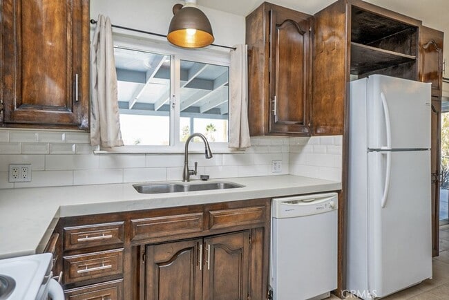 Building Photo - Beautiful 2 Bedroom Home