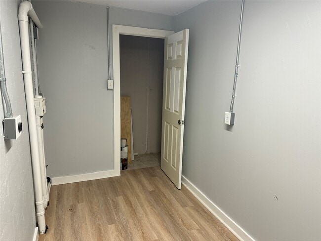 Building Photo - 912 W Cleveland St