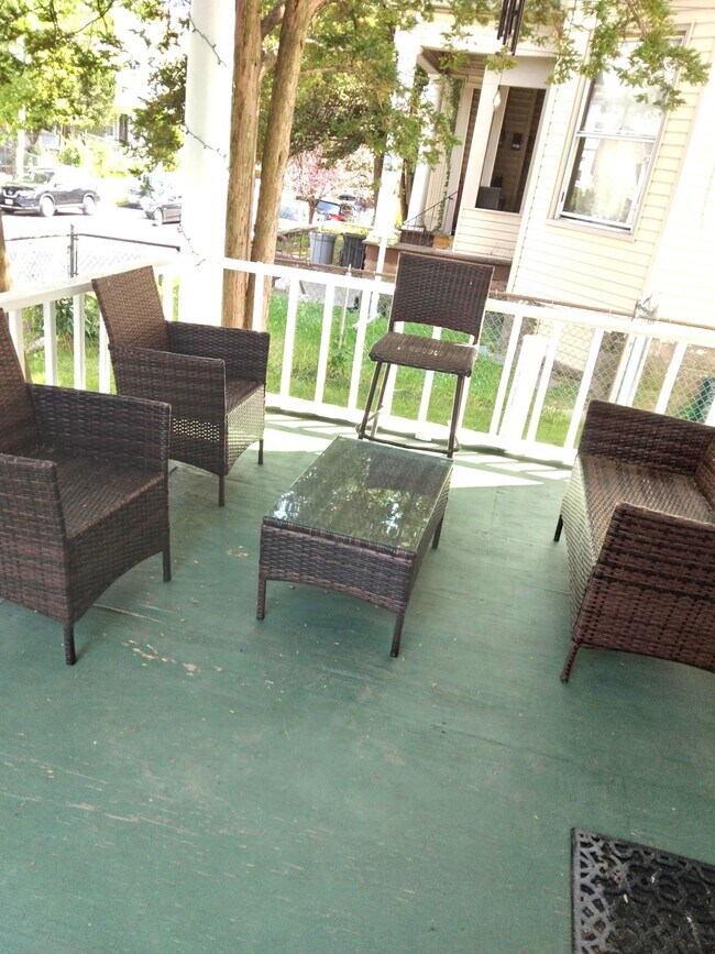 Building Photo - 572 E 25th St