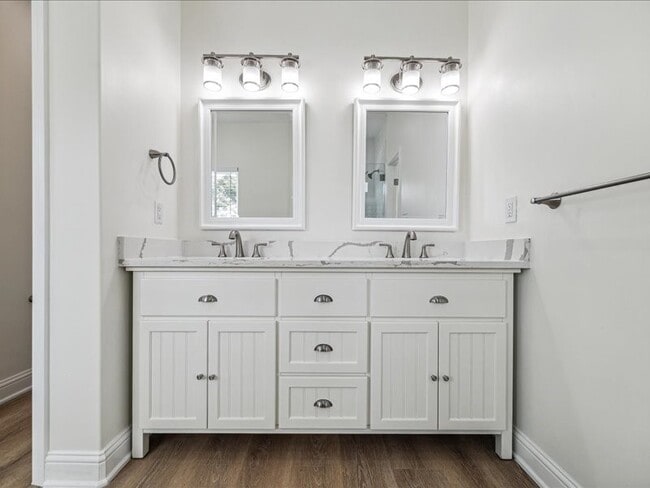 Building Photo - 915 E 37th St