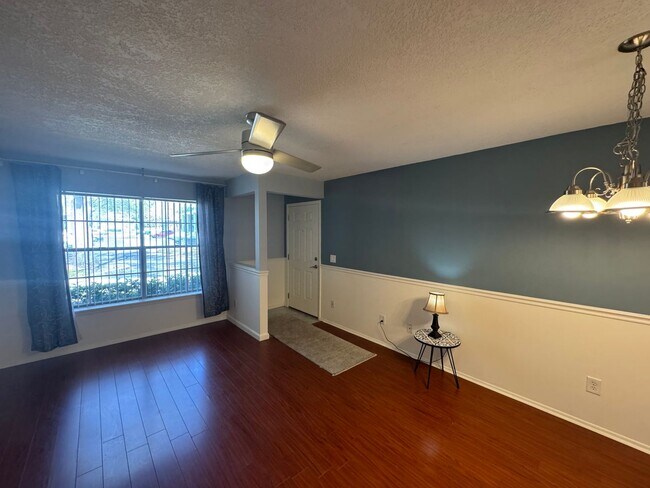 Building Photo - Charming 2-Bedroom Condo with Pool Access & Water Included – Prime Orlando Location