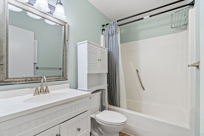 Building Photo - Charming 1-Bedroom Condo: Your Coastal Retreat Awaits in Myrtle Beach!