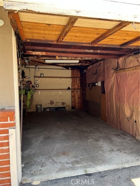 Building Photo - 325 E Oak Ave