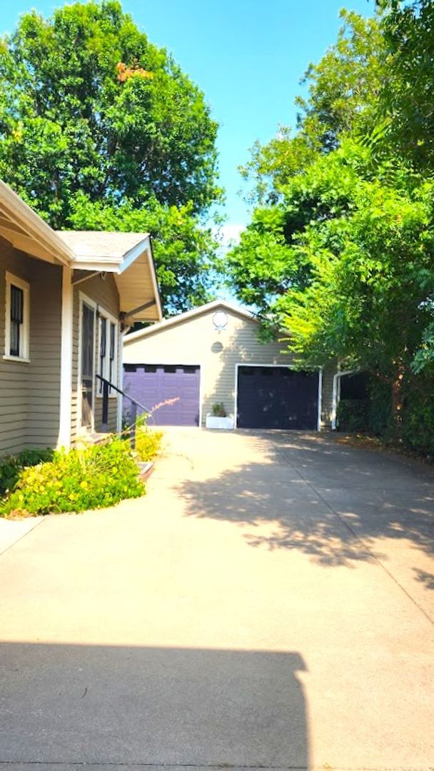 Building Photo - 517 S Flood Ave