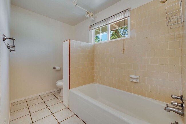Building Photo - Private 2-Bedroom Fair Oaks Duplex with Gated Driveway & Garage!
