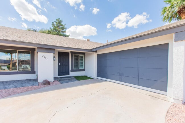 Building Photo - 2607 E Larkspur Dr