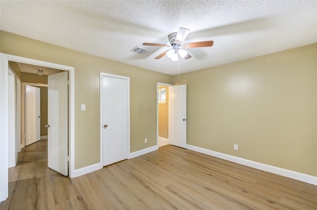 Building Photo - 1921 Ripple Creek Dr