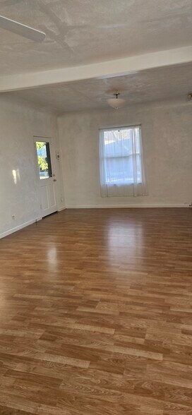 Building Photo - 609 E Main St