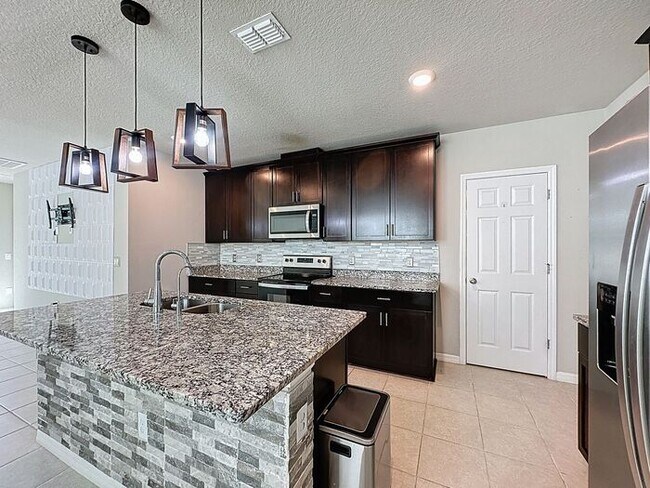 Building Photo - Wonderful like new and pet friendly home in Winter Haven