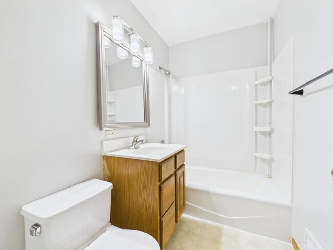 Building Photo - 904 S Cloudas Ave