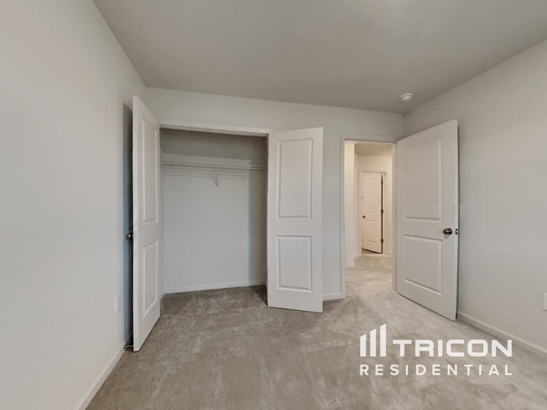 Building Photo - 716 Brampton Dr