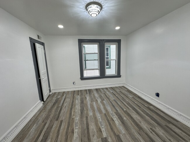 Building Photo - 258 Brooks St