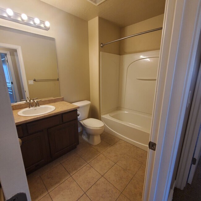 Building Photo - Incredible Lehi Townhouse