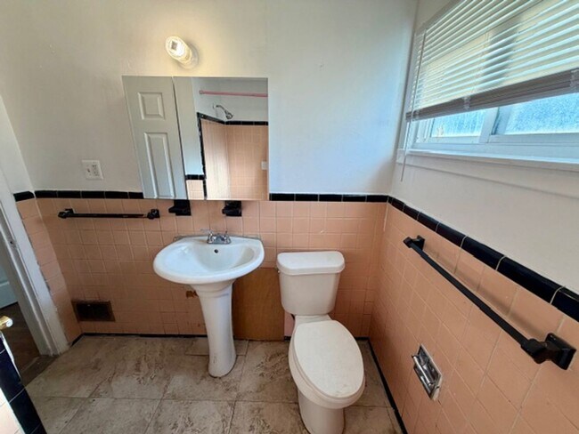 Building Photo - 3 Bedroom 1 and 1/2 Bath Home for Lease. Welcome Section 8 Call 313-429-3244 KPM Detroit