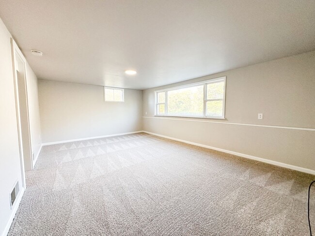 Building Photo - 4 bed/ 2 bath Single-Family Home