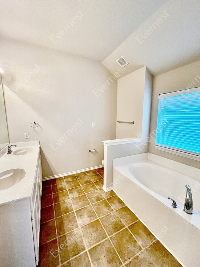 Building Photo - Spacious 3-Bedroom Home with Modern Kitche...