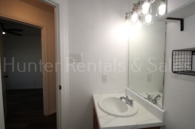 Building Photo - Charming 3-Bedroom Home Minutes from Fort ...