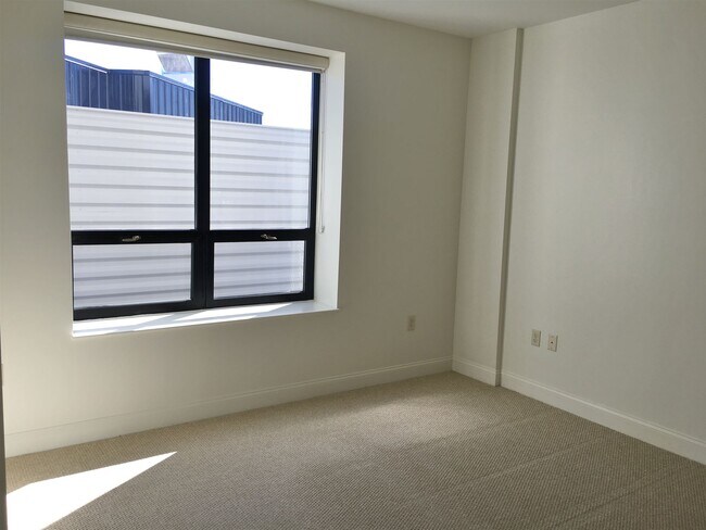 Building Photo - 875 Elm St