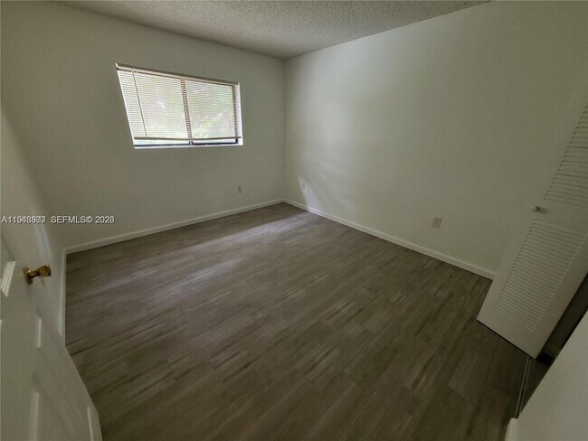 Building Photo - 400 Palm Cir W