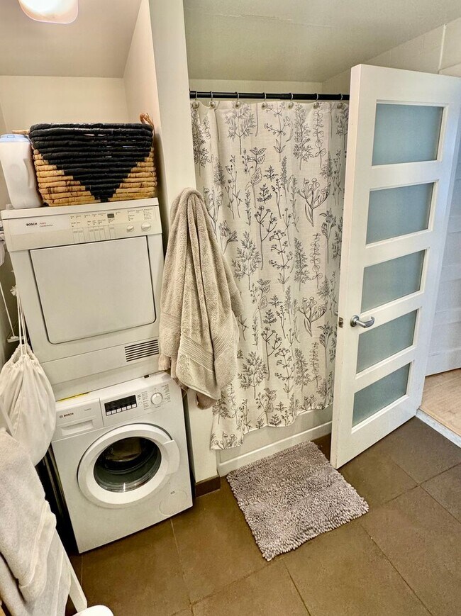 Building Photo - Prime Location 1-Bedroom + Office Den, 1-Bath Apartment