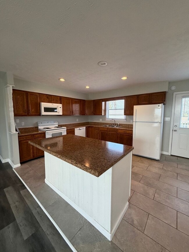 Building Photo - Location!!!!