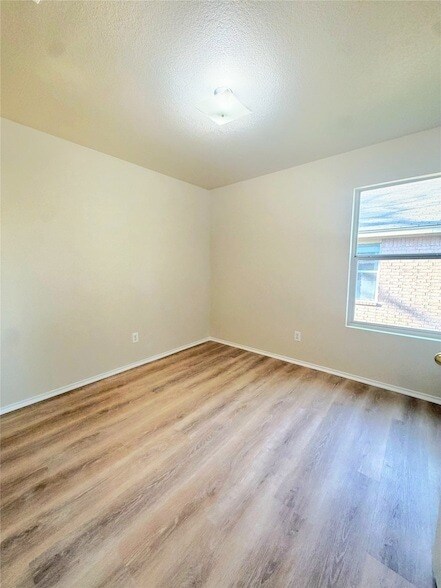 Building Photo - 715 Hallvale Dr