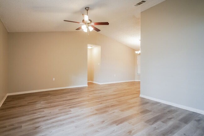 Building Photo - Spacious 3 Bedroom Kissimmee Home