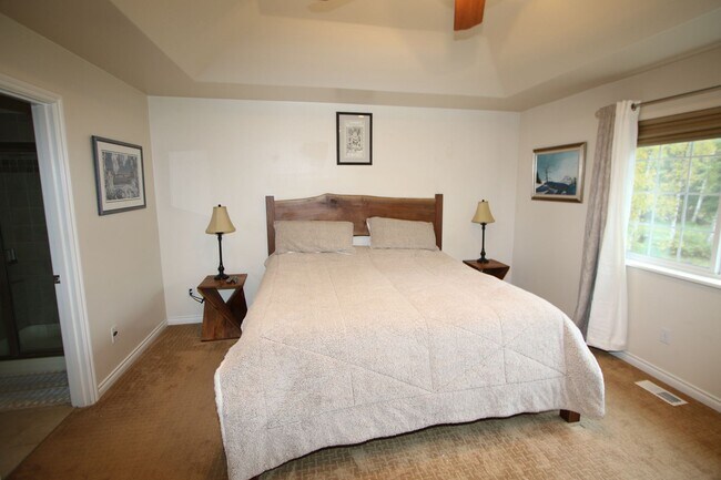 Building Photo - Lovely 4-Bedroom, 2.5-Bathroom Fully Furni...