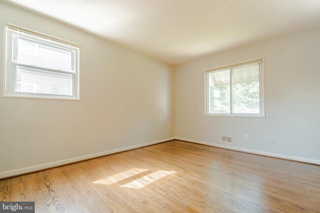 Building Photo - 728 N Wakefield St