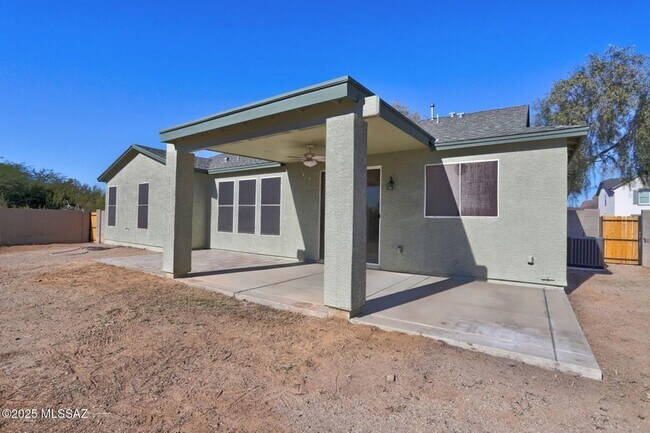 Building Photo - Lovely 4 bedroom, 2 bath home with 2 car garage