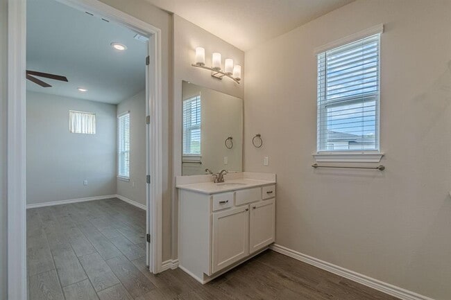 Building Photo - 127 Roaming Rock Trl