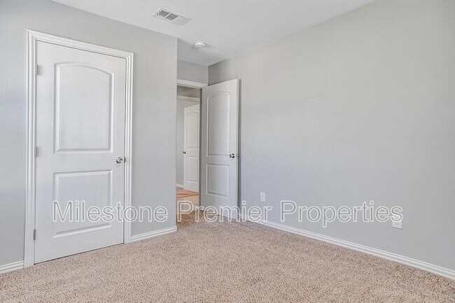 Building Photo - 1231 W Chestnut St