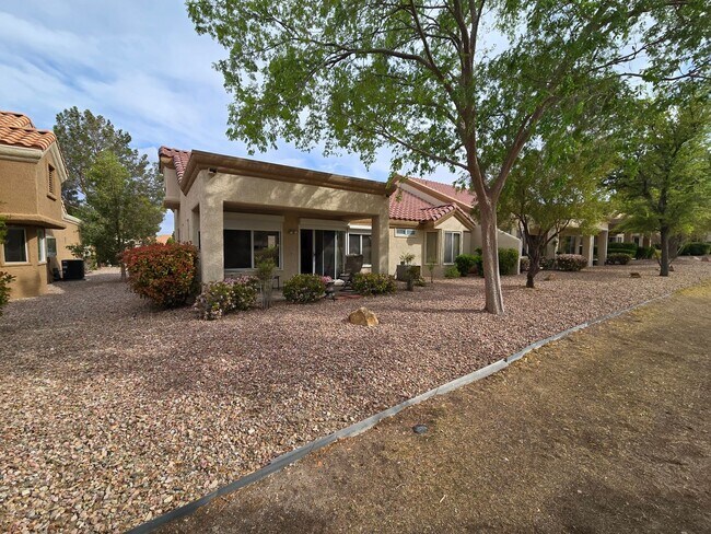 Building Photo - Fully Furnished single story 2 bed 2 bath ...