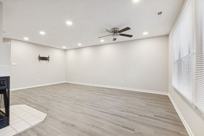 Building Photo - Hampton Townhouse-Move in Quick